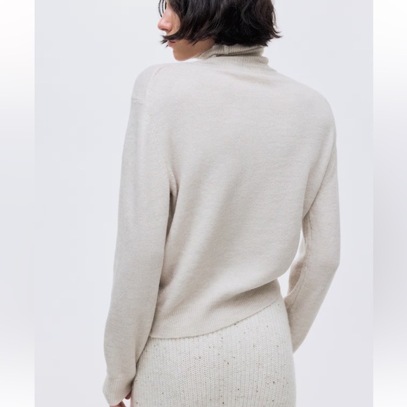 H&M NWT Women's Cream Turtleneck Sweater - Picture 3 of 8
